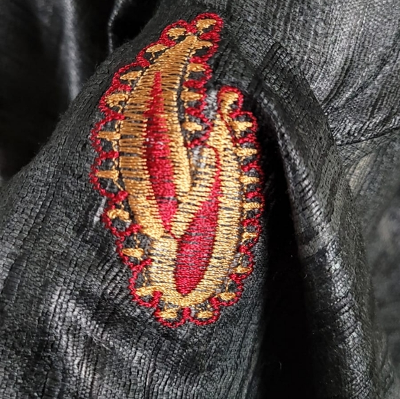 Smoky Black Ghicha Silk embroidery saree - Picture 5 of 6